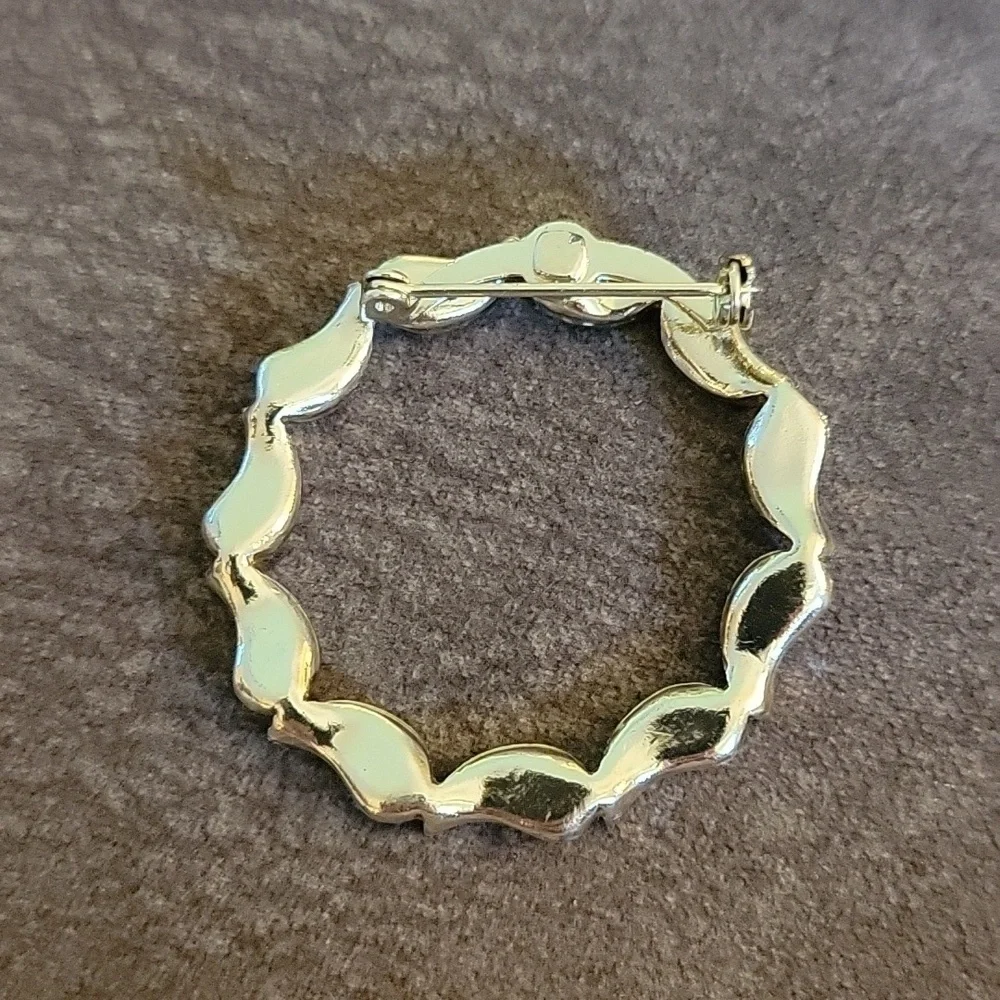 3/$30 VTG Silvertone Paisley Wreath Brooch Scarf Pin
